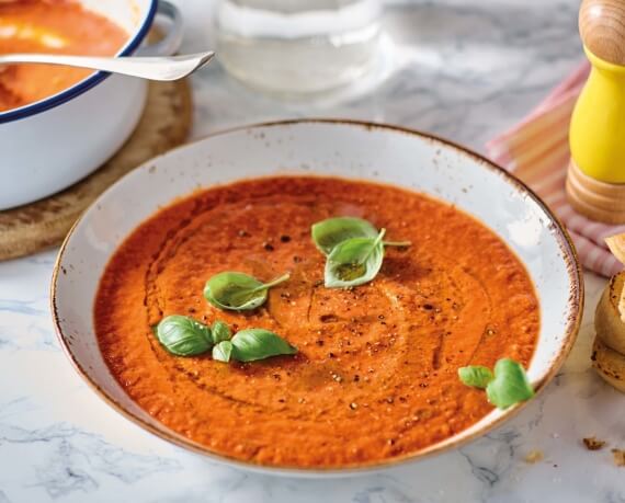 Frische Tomatensuppe mit Basilikum