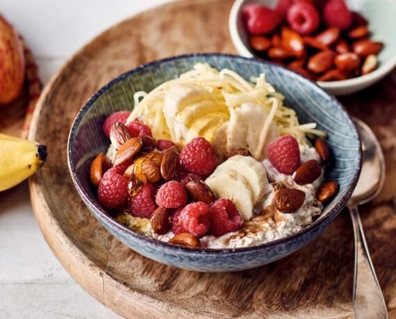 Haferflocken-Müsli mit Apfel, Banane und Himbeeren