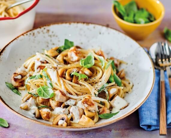 Pasta in cremiger Puten-Champignon-Sauce