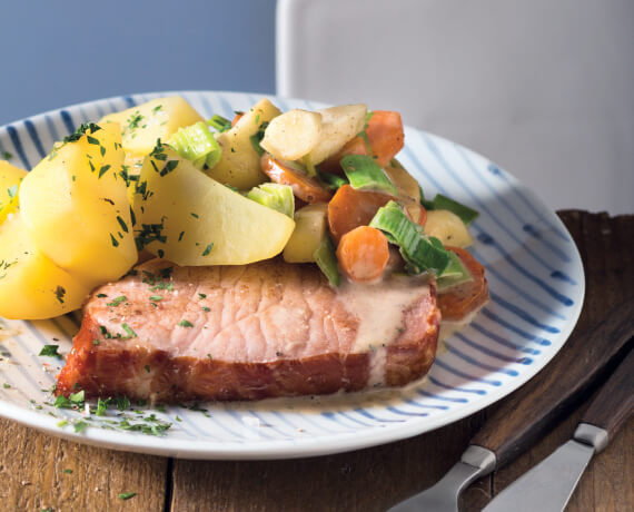 Kasselersteaks mit Salzkartoffeln und winterlichem Rahmgemüse