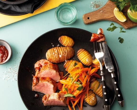 BBQ-Schweinefilet mit Hasselback Potatoes und Karotten-Limetten-Slaw