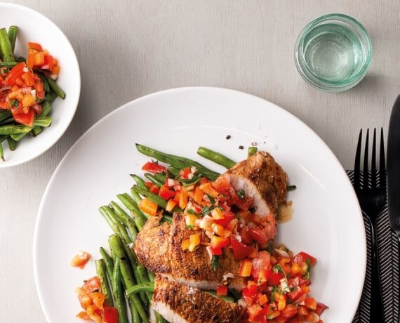 Gewürz-Schnitzel mit grünen Bohnen und Tomaten-Paprika-Salsa