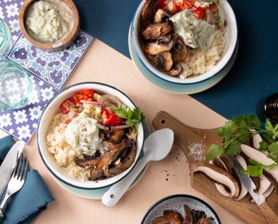 Veggie-Gyros-Bowl mit Pilzen, Reis, Zaziki und Balkan-Salsa