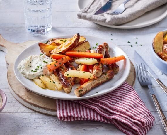 Bratwurst-Gemüse-Pfanne mit Kartoffelwedges und Senf-Schnittlauch-Dip