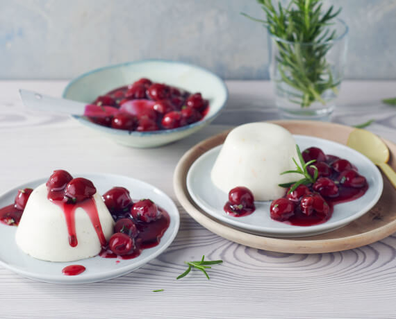 Joghurt Panna Cotta mit Rosmarinkirschen