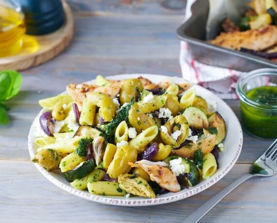 Italienischer Nudelsalat mit Hähnchen und grünen Oliven