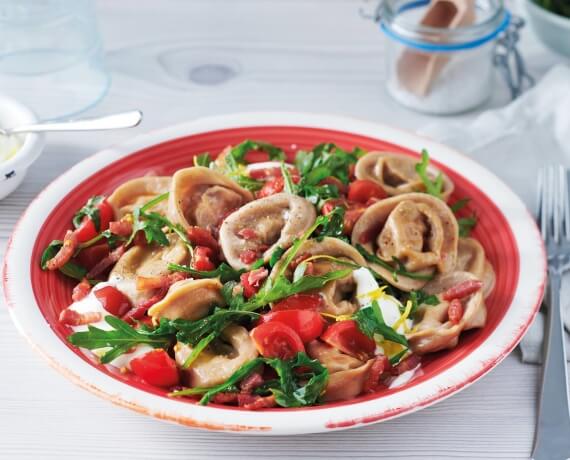 Tortelloni mit krossem Schinken und Rucola