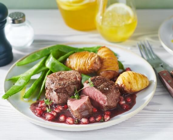 Rindersteak mit Fächerkartoffeln und grünen Bohnen an Soße vom Granatapfel