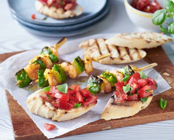 Garnelen-Avocado-Spieß mit Bruschetta