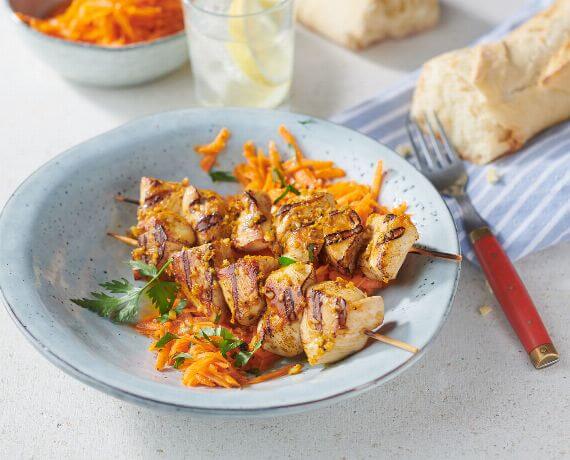 Ingwer-Orangen-Spieße vom Hähnchen mit Salat aus Karotten