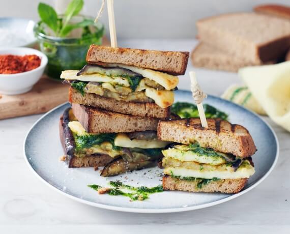 Veganes Grilled Sandwich mit Aubergine und Minzpesto