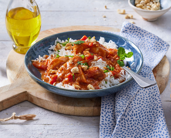 Rotes Hähnchen-Thai-Curry mit Kokosnussmilch, Basmatireis und gerösteten Cashewkernen