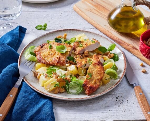 Schnitzel mit Café de Paris, Kartoffel-Lauch-Gemüse, Basilikum und Walnussbutter