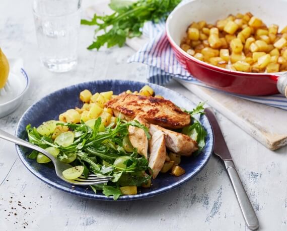 Hähnchenbrust mit Trauben-Rucola-Salat und knusprigen Würfelkartoffeln