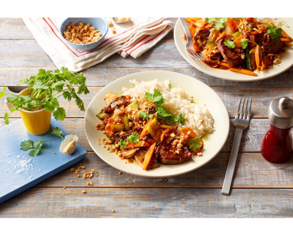 Chili-Ingwer-Beef mit asiatischem Bratgemüse, Reis und Erdnüssen