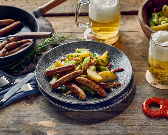 Rostbratwürstchen mit Kartoffel-Gurken-Salat und Senf-Speck-Dressing