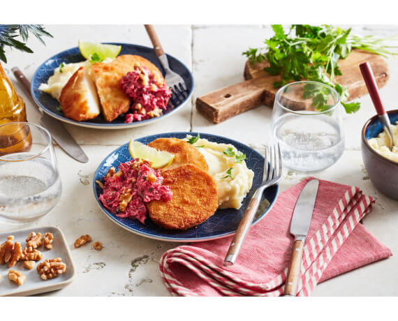 Kohlrabi-Piccata mit Kartoffelpüree und Rote-Bete-Walnuss-Salat