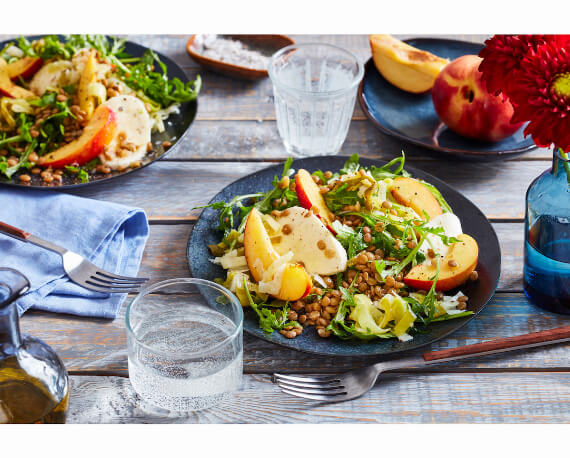 Fruchtig frischer Linsensalat mit Lauch, Nektarine, Mozzarella und Rucola