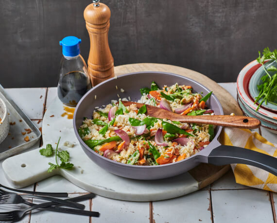 Gebratener Reis mit Zuckerschoten, Zucchini, Koriander und Röstzwiebeln