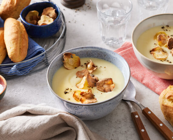 Cremige Pastinaken-Kartoffel-Suppe mit Dinkelbrötchen