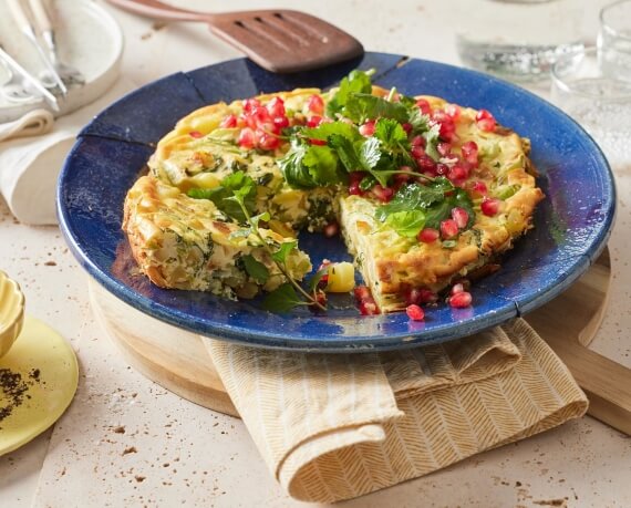 Pak-Choi-Tortilla und kleiner Kräutersalat mit Granatapfelkernen