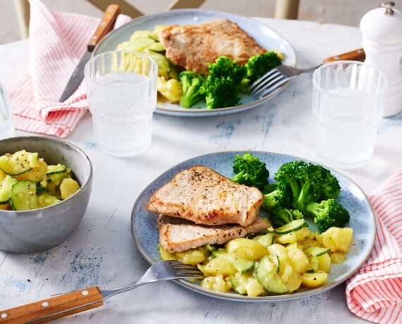 Schnitzelchen mit Kartoffelsalat und Brokkoli
