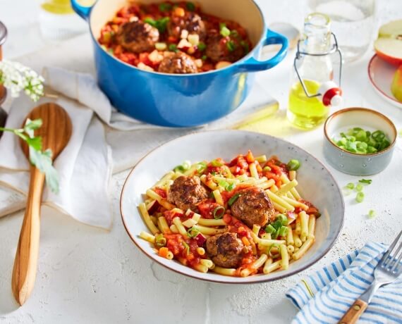 Nudeln mit Fleischbällchen in Tomatensauce