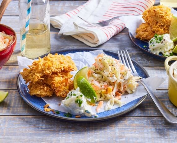 Hähnchennuggets mit Coleslaw und Apfelquark