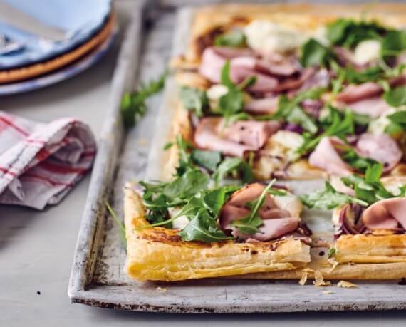 Blätterteig-Flammkuchen mit Schinken und Rucola