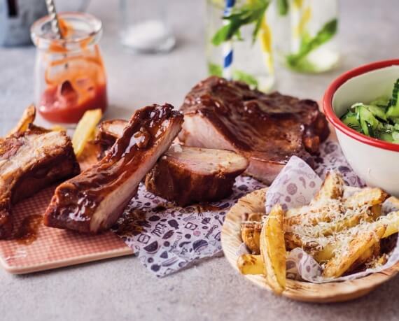 Spareribs mit Parmesan-Fries und Gurkensalat