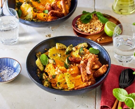 Bulgogi Bowl mit Mashed Sweet Potatoes, Zucchini-Orangen-Salsa, Minze und Erdnusscrunch