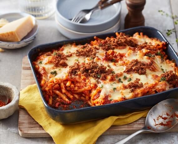 Arrabbiata-Pasta-Auflauf mit Speck, Mozzarella-Parmesan-Kruste und Thymianbröseln