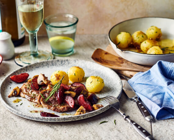 Rosmarinsteaks mit Pflaumen-Pilz-Pfanne und gebratenen Kartoffelknödeln