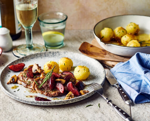 Rosmarinsteaks mit Pflaumen-Pilz-Pfanne und gebratenen Kartoffelknödeln