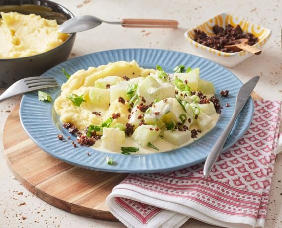 Rahmkohlrabi auf cremigem Kartoffelpüree mit Pumpernickelbröseln