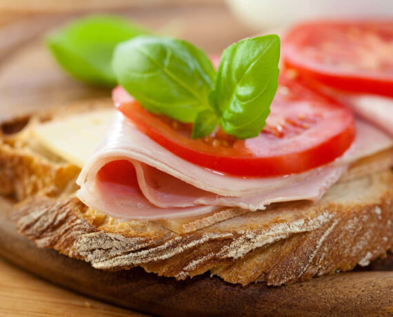 Schinken-Käse-Brot mit Tomate