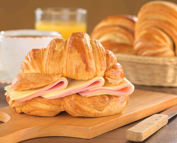 Croissant mit Schinken und Käse