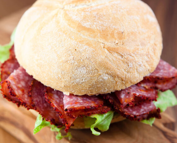 Salamibrötchen mit Salatblatt