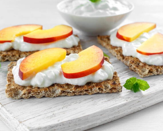 [Schnell &amp; einfach] Knäckebrot mit Frischkäse und Pfirsich | LIDL Kochen