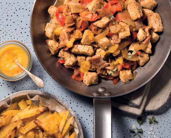 Pfannenschaschlik vom Hähnchen mit Ofenpommes und gelber Paprikasalsa