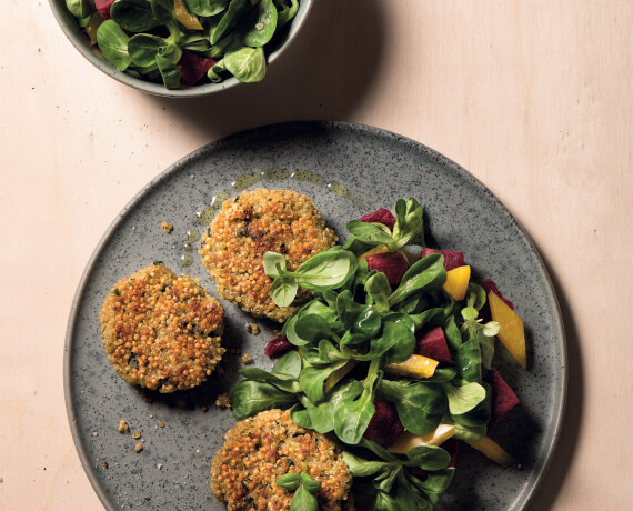 Quinoa-Basilikum-Taler mit Feldsalat und Roter Bete