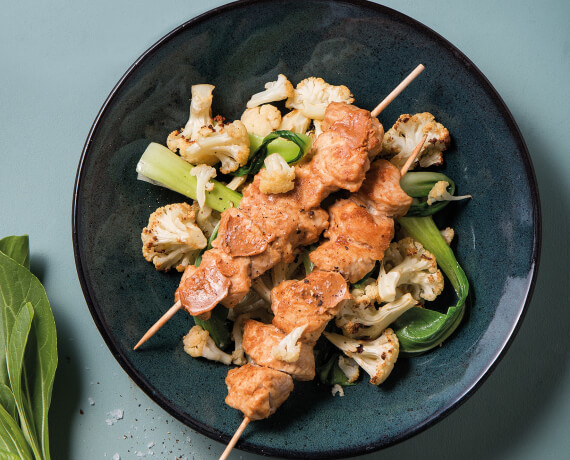 Puten-Saté-Spieße mit Röstblumenkohl und Pak Choi