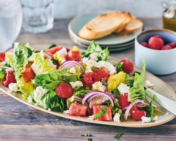 Salat mit Melone und Himbeeren