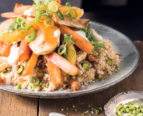 Ofengeröstetes Karotten-Fenchel-Gemüse mit Dattelcouscous und Pistazien