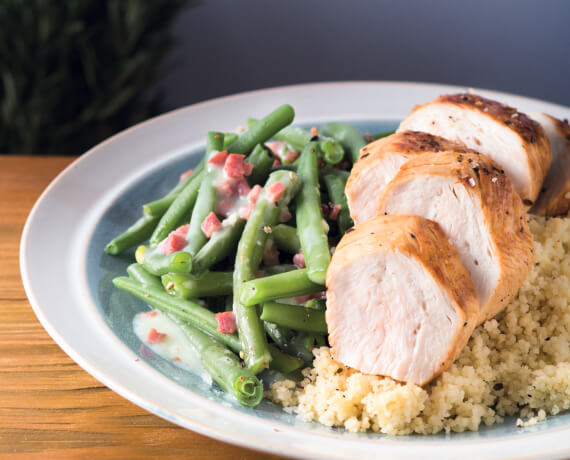 Limettenhähnchen mit cremigen Speckböhnchen & Rosmarincouscous