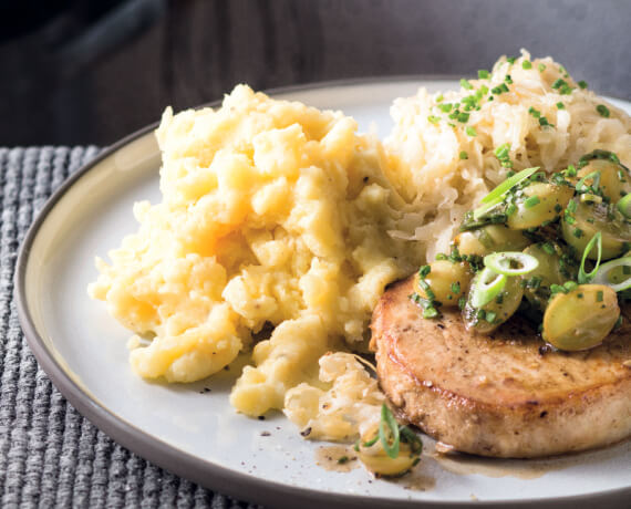 Schweinerückensteaks mit Traubensalsa, Rahmsauerkraut und Kartoffelstampf