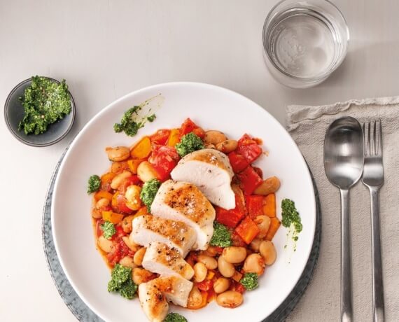 Tomaten-Bohnen-Sugo mit Hähnchen und Petersilienpesto