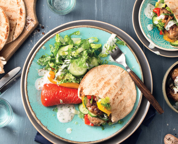 Snacktasche mit Fleischklößchen, Joghurtsauce, Salat und Röstpaprika