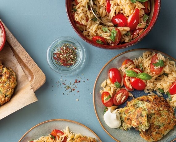 Zucchinibratlinge auf Kritharaki-Tomaten-Salat und Zitrusquark