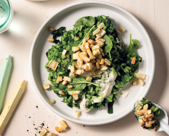 Cremiger Spinat-Pastinaken-Risotto mit Kohlrabi-Apfel-Salat und Pinienkernen